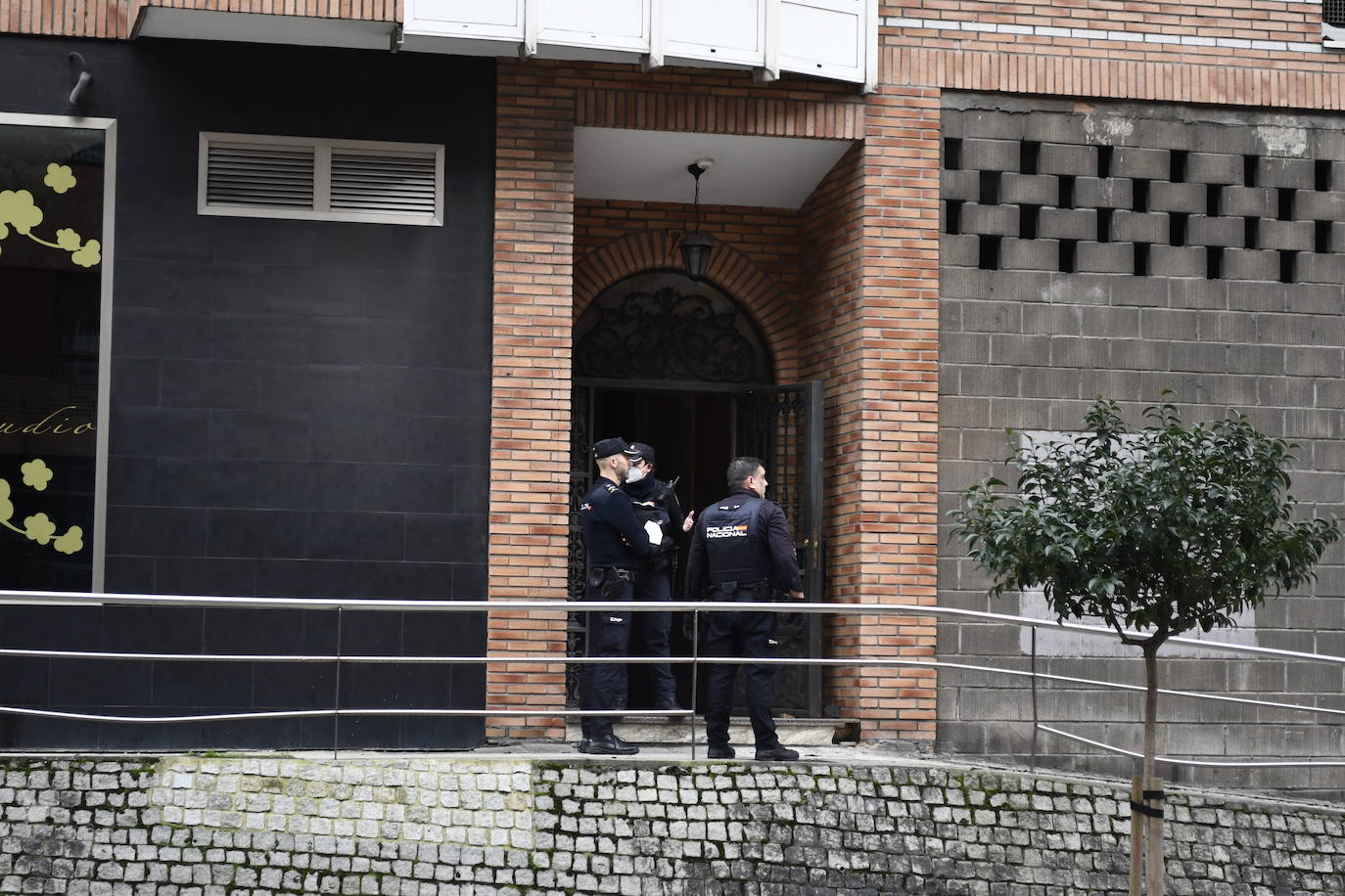 Fotos: Sofocan un incendio en un almacén de colchones de Avilés