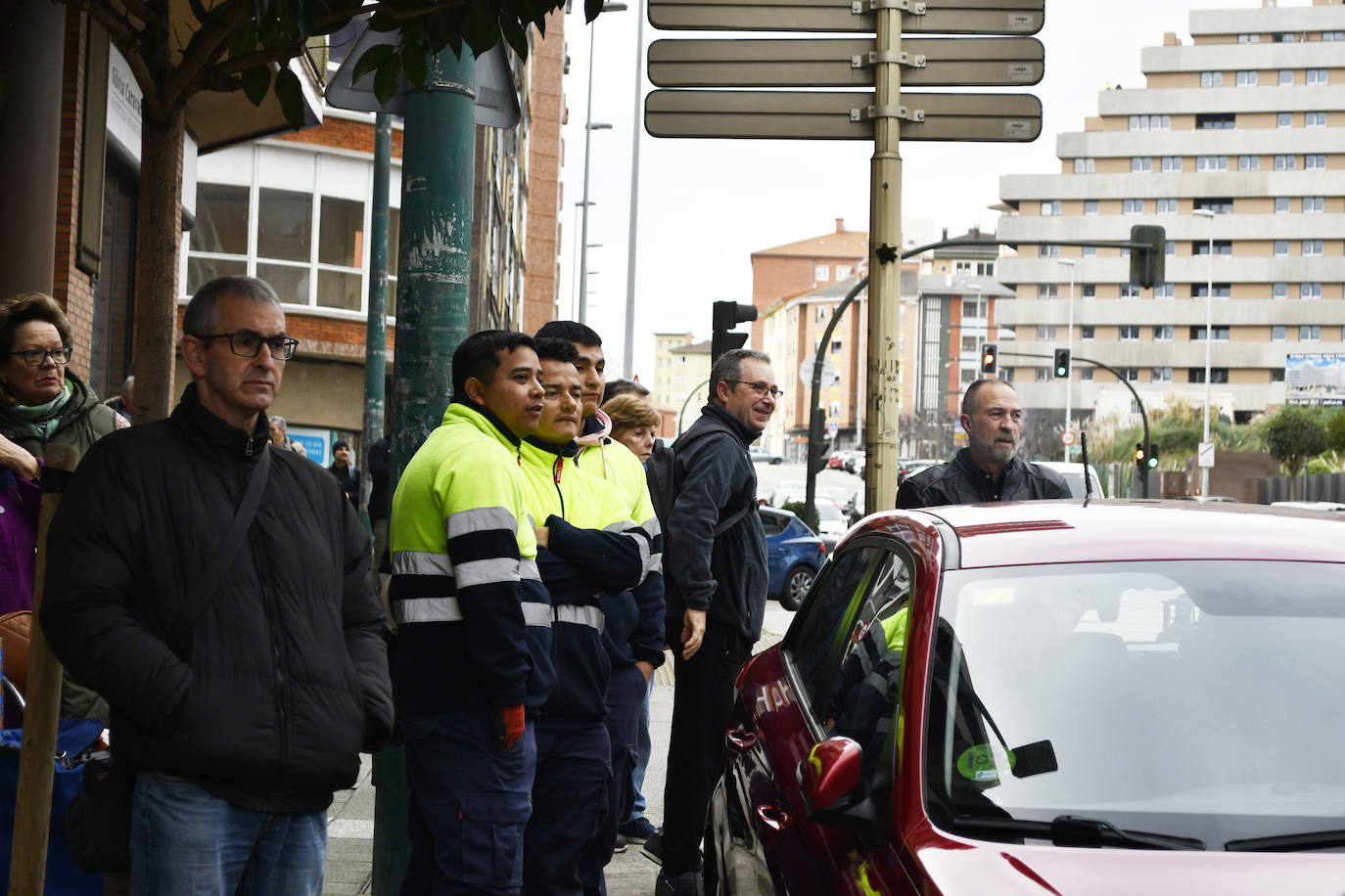 Fotos: Sofocan un incendio en un almacén de colchones de Avilés
