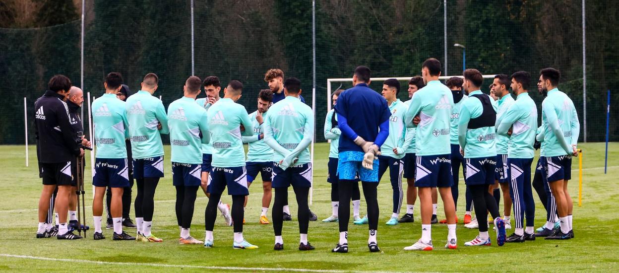 La plantilla azul, rodeada entorno al entrenador Álvaro Cervera, en uno de los campos de El Requexón.