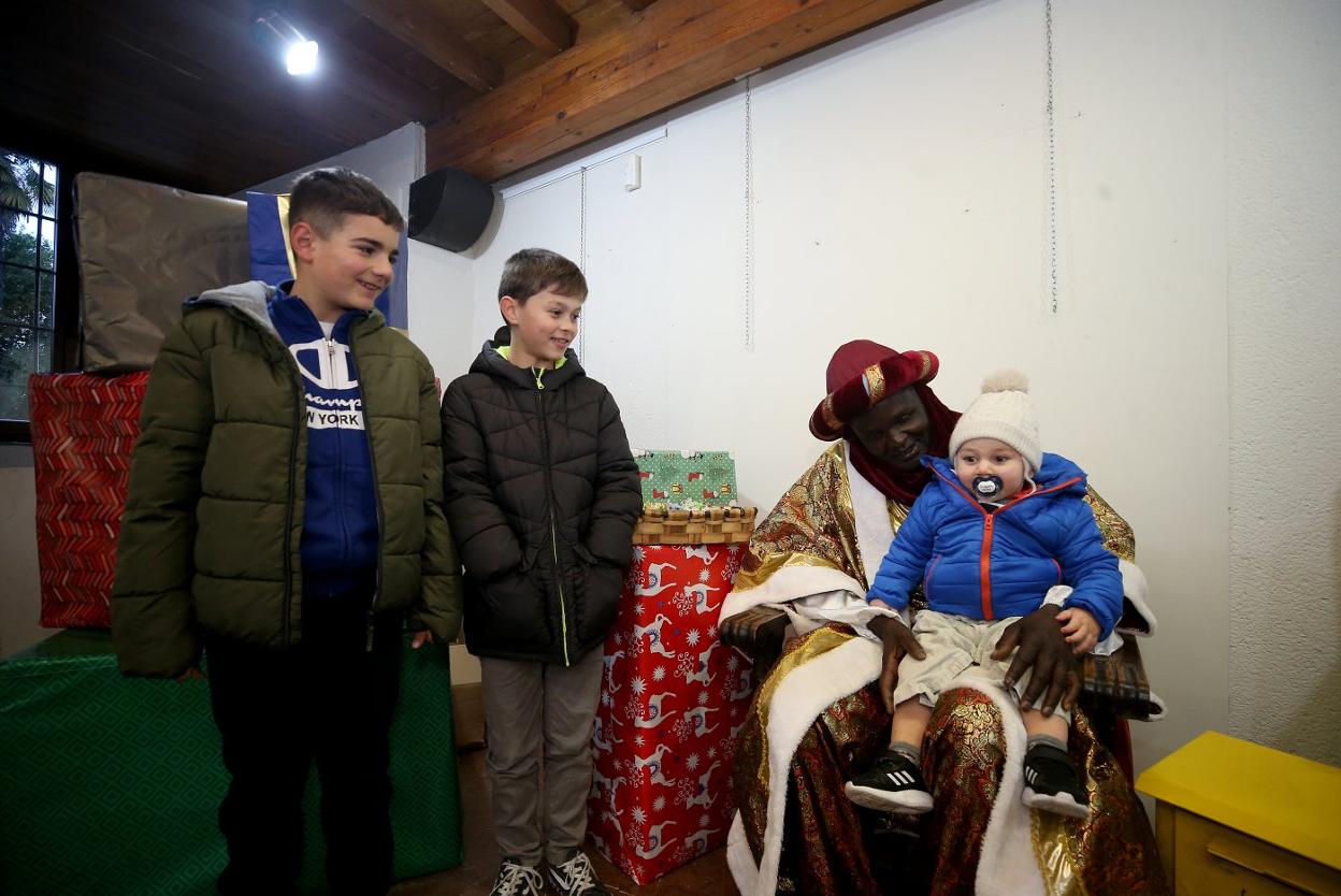 El Príncipe Aliatar recibió a los pequeños en la Casa de Cultura. 