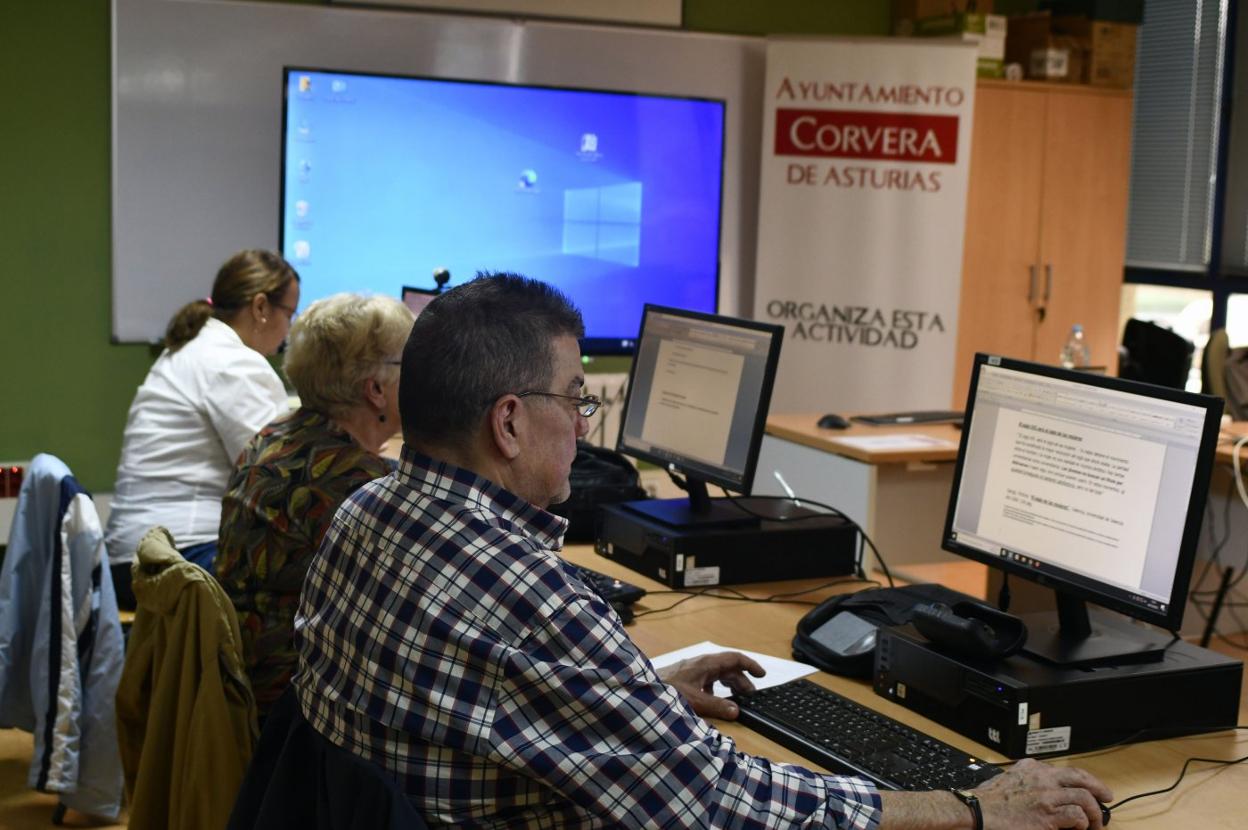 Participantes en uno de los recientes talleres de alfabetización digital en el telecentro de Las Vegas. 