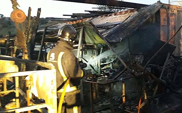 Los bomberos de Llanes y Cangas de Onís tuvieron que apagar el fuego contenedor a contenedor. 