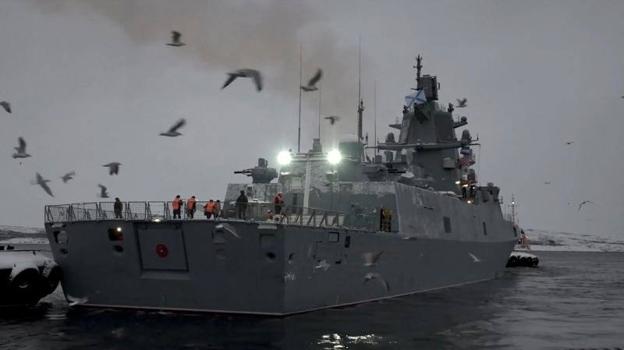 La fragata rusa 'Almirante de la Flota de la Unión Soviética Gorshkov' armada con misiles hipersónicos Zircon abandona la base naval de Severomorsk (Rusia).