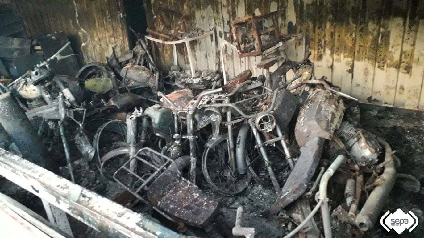 El fuego calcinó motos antiguas que estaban en el interior de los contenedores.