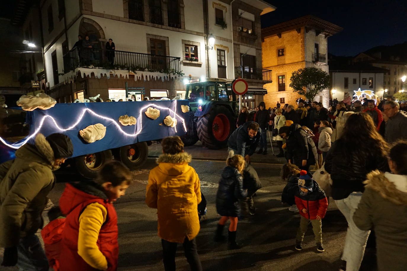 Fotos: La ilusión de los Reyes Magos llega a Cangas de Onís