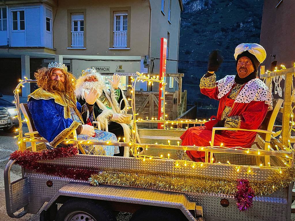 Fotos: Emoción y nervios en el occidente asturiano por los Reyes Magos