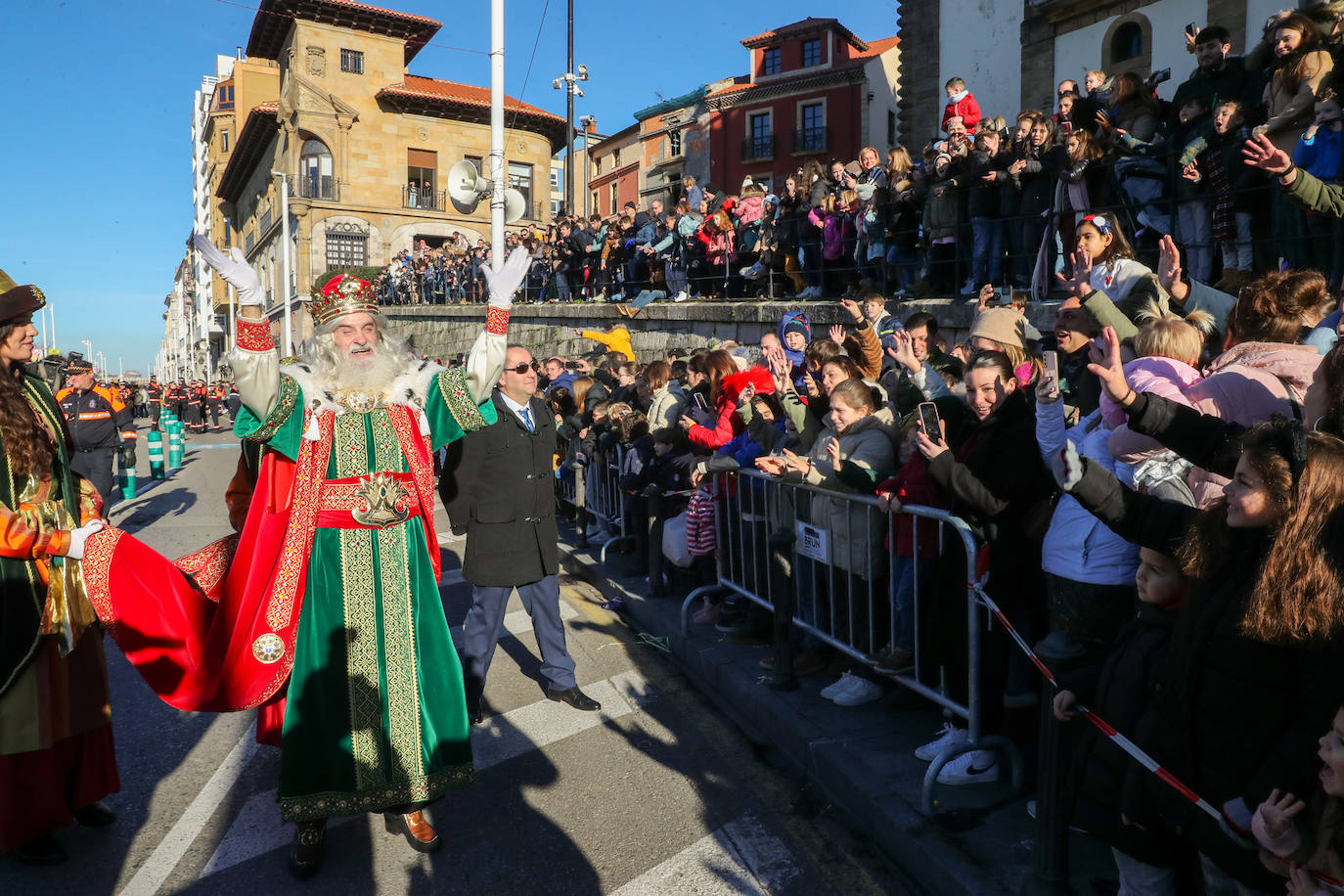 Fotos: Rostros llenos de ilusión en la recepción de los Reyes Magos de Gijón