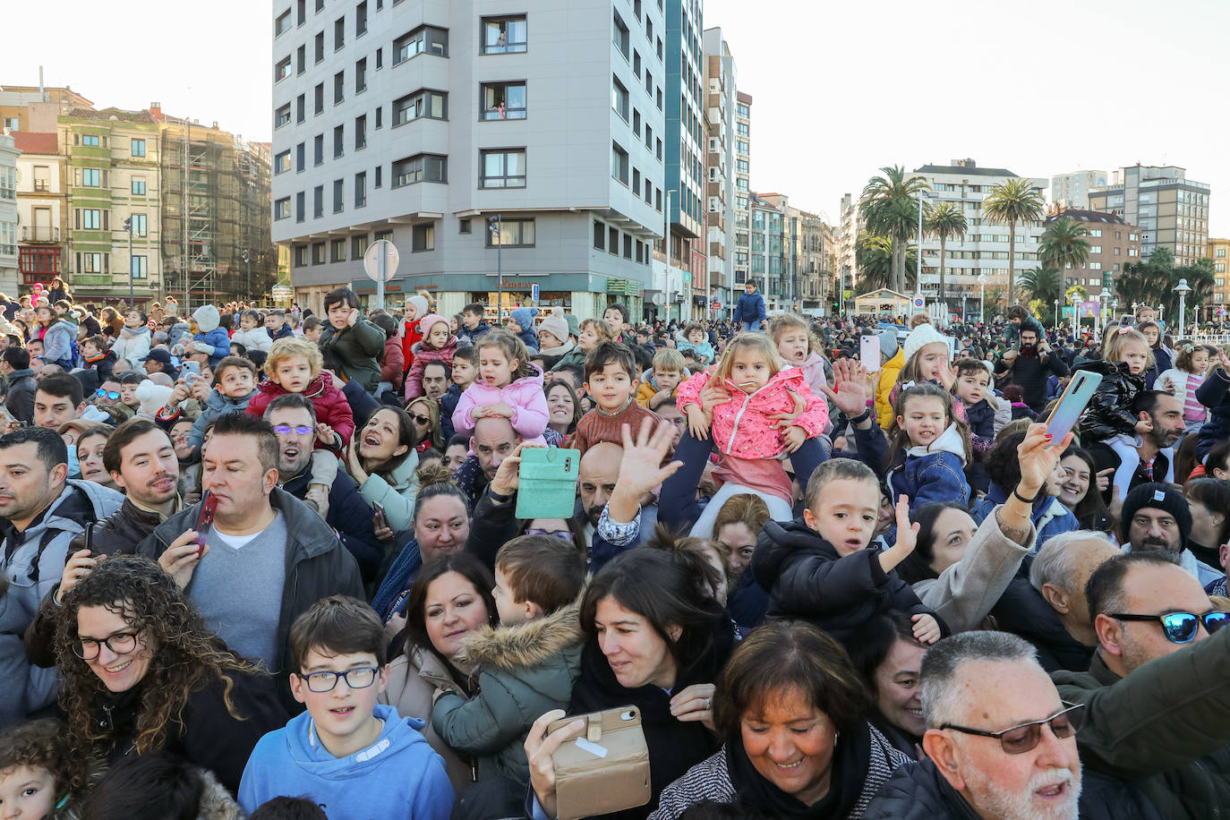 Fotos: Rostros llenos de ilusión en la recepción de los Reyes Magos de Gijón