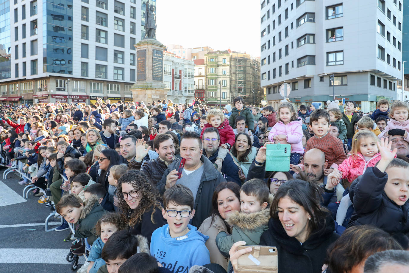 Fotos: Rostros llenos de ilusión en la recepción de los Reyes Magos de Gijón