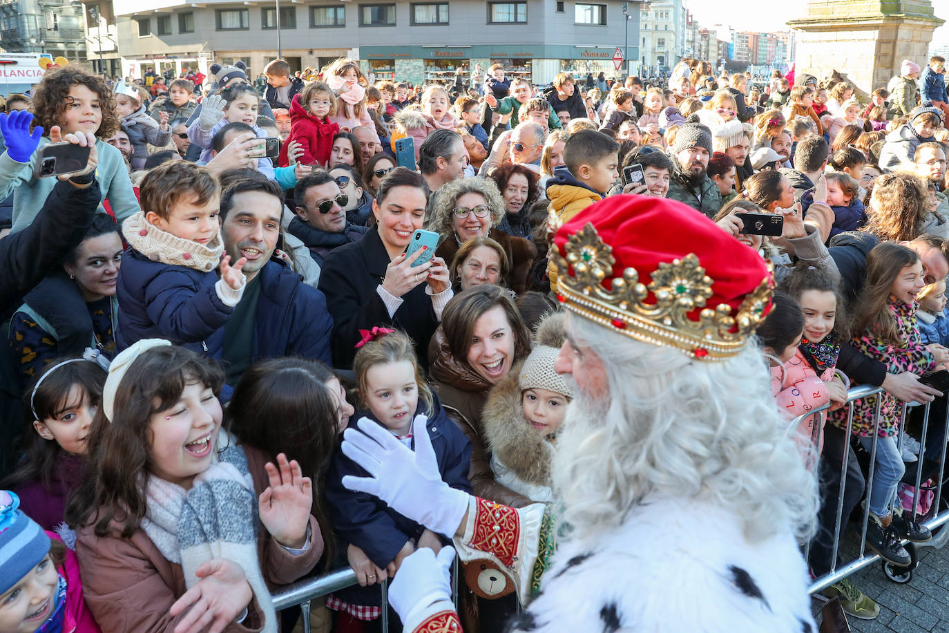 Fotos: Rostros llenos de ilusión en la recepción de los Reyes Magos de Gijón