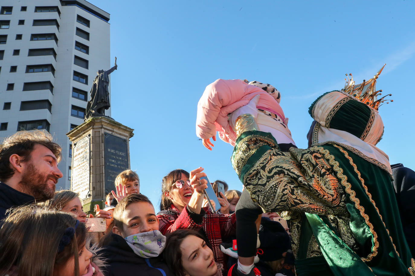 Fotos: Rostros llenos de ilusión en la recepción de los Reyes Magos de Gijón