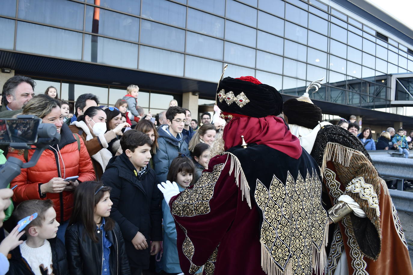 Fotos: Así ha sido la emocionante llegada de los Reyes Magos al aeropuerto de Asturias