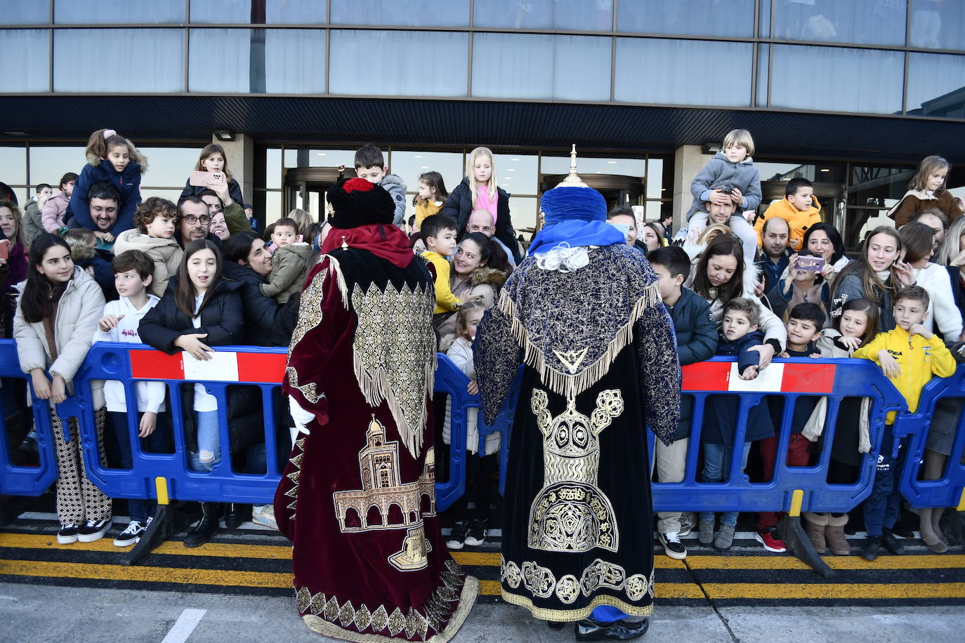 Fotos: Así ha sido la emocionante llegada de los Reyes Magos al aeropuerto de Asturias