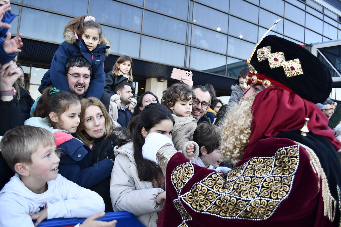 Fotos: Así ha sido la emocionante llegada de los Reyes Magos al aeropuerto de Asturias