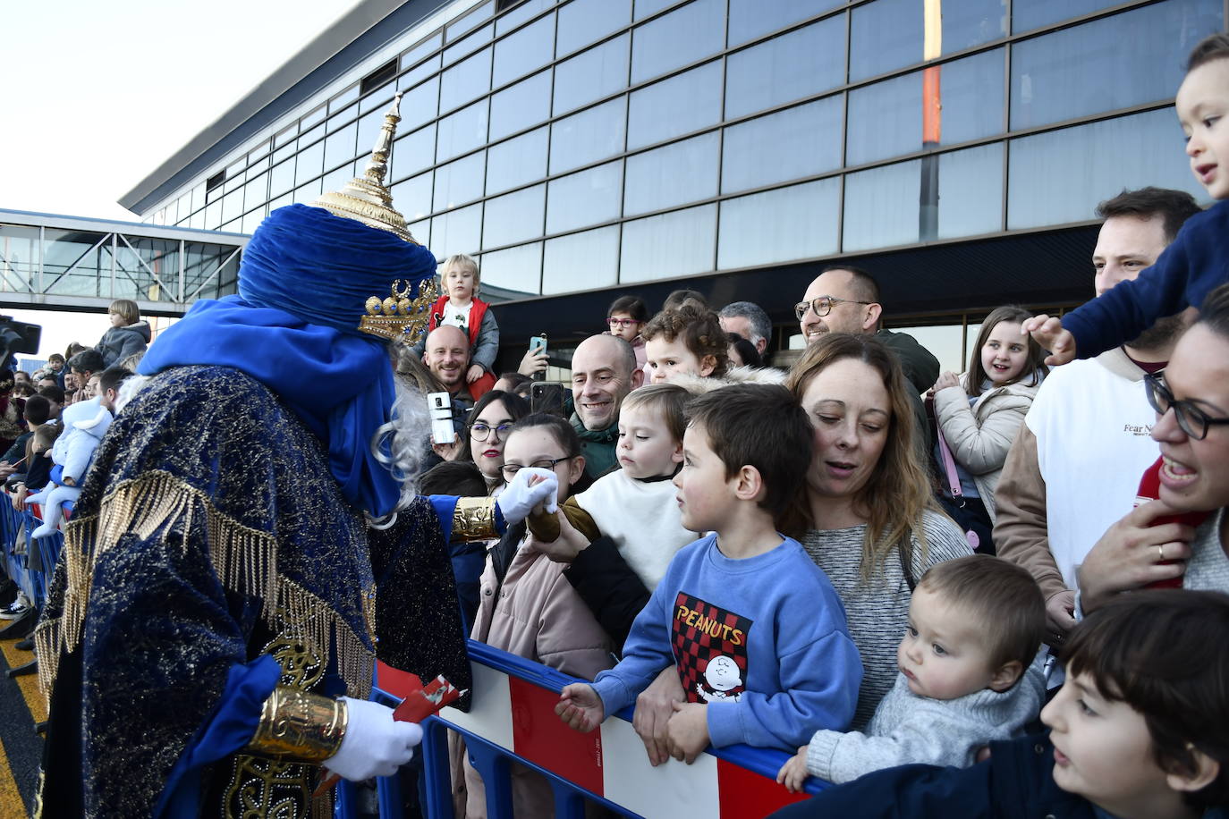 Fotos: Así ha sido la emocionante llegada de los Reyes Magos al aeropuerto de Asturias