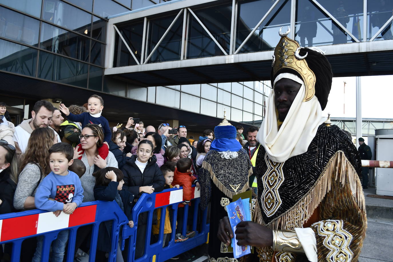 Fotos: Así ha sido la emocionante llegada de los Reyes Magos al aeropuerto de Asturias