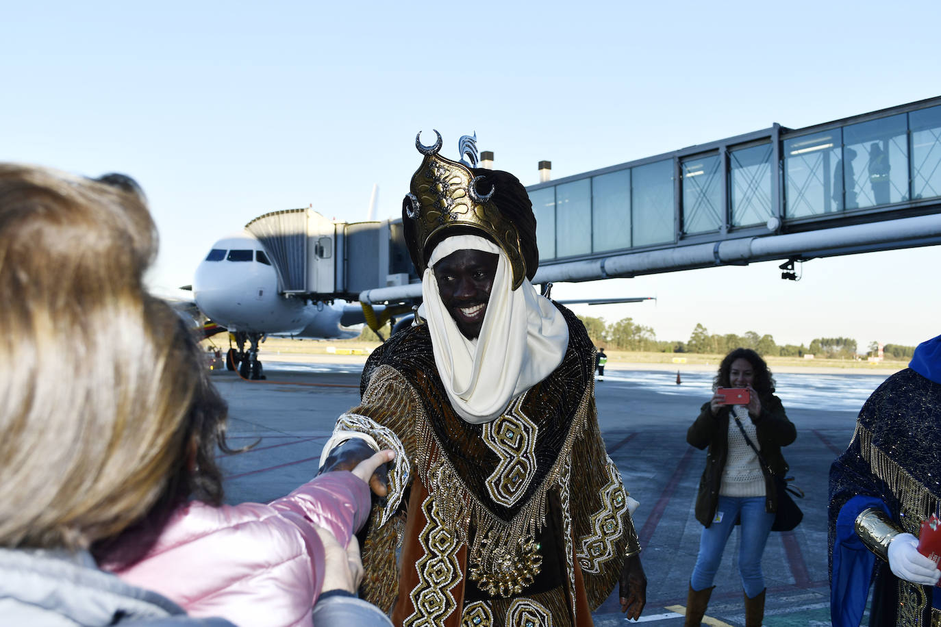 Fotos: Así ha sido la emocionante llegada de los Reyes Magos al aeropuerto de Asturias