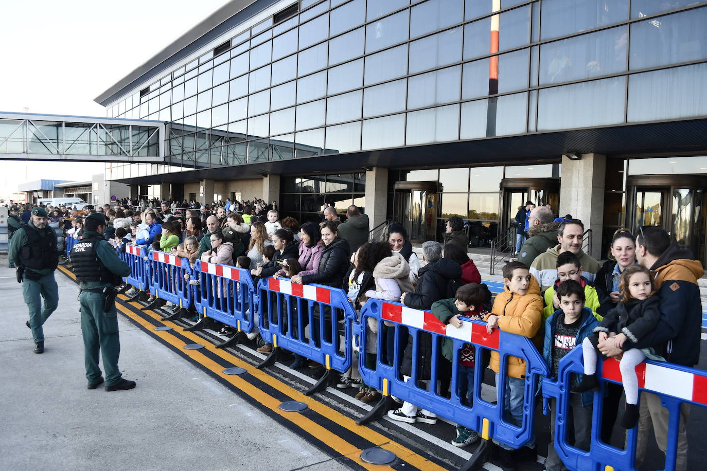 Fotos: Así ha sido la emocionante llegada de los Reyes Magos al aeropuerto de Asturias