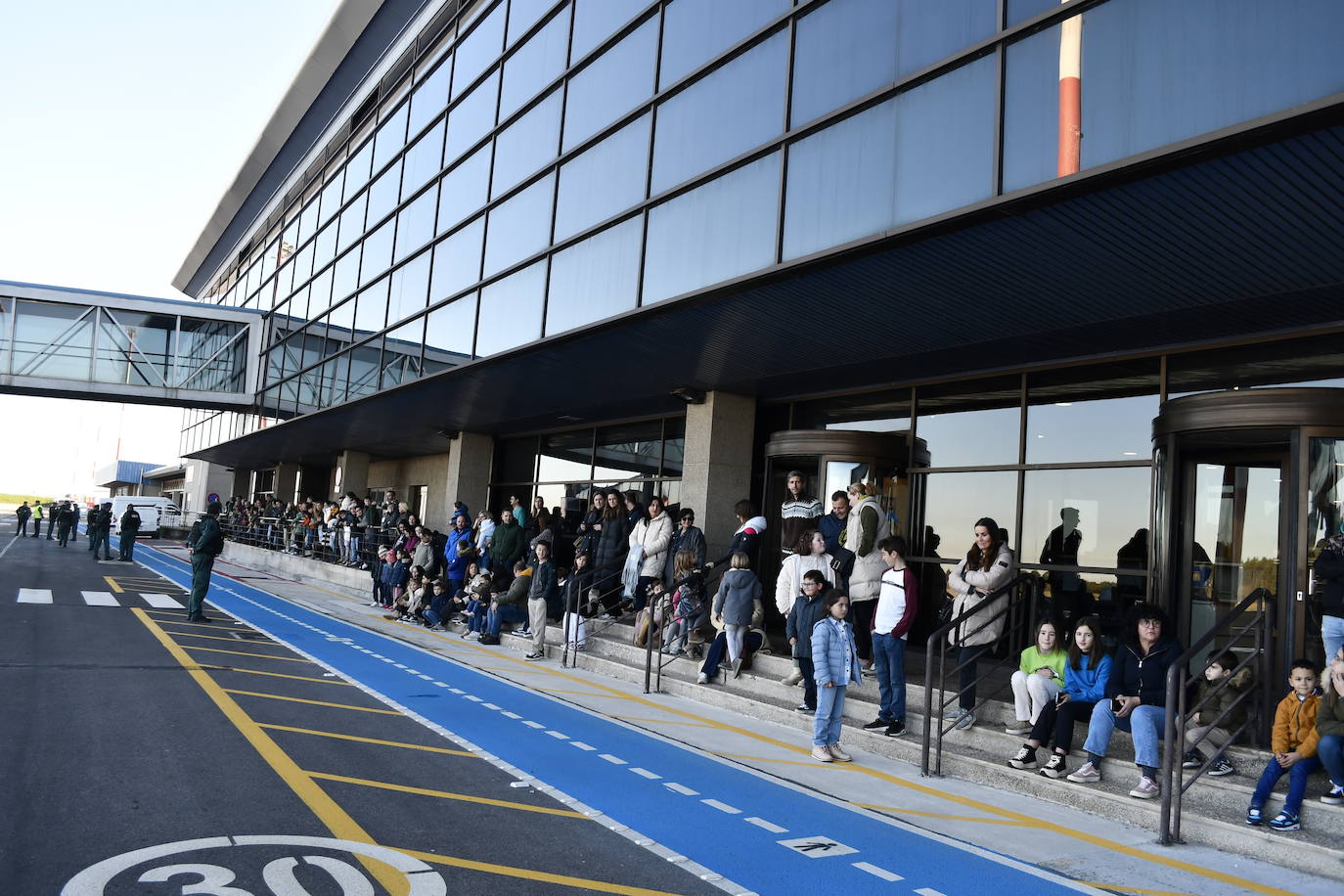 Fotos: Así ha sido la emocionante llegada de los Reyes Magos al aeropuerto de Asturias