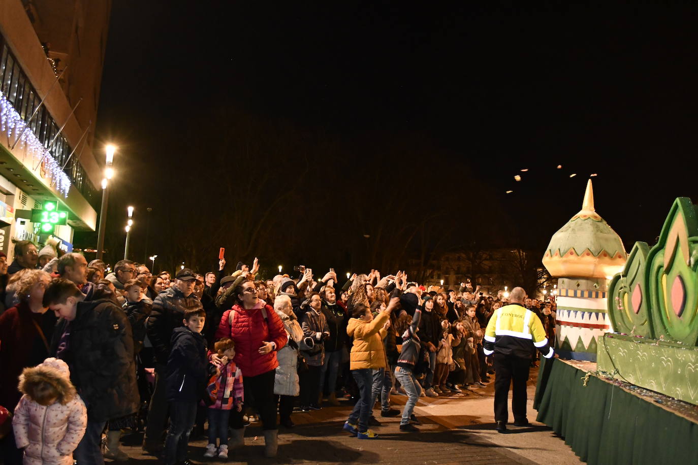 Fotos: Melchor, Gaspar y Baltasar llenan Avilés de ilusión