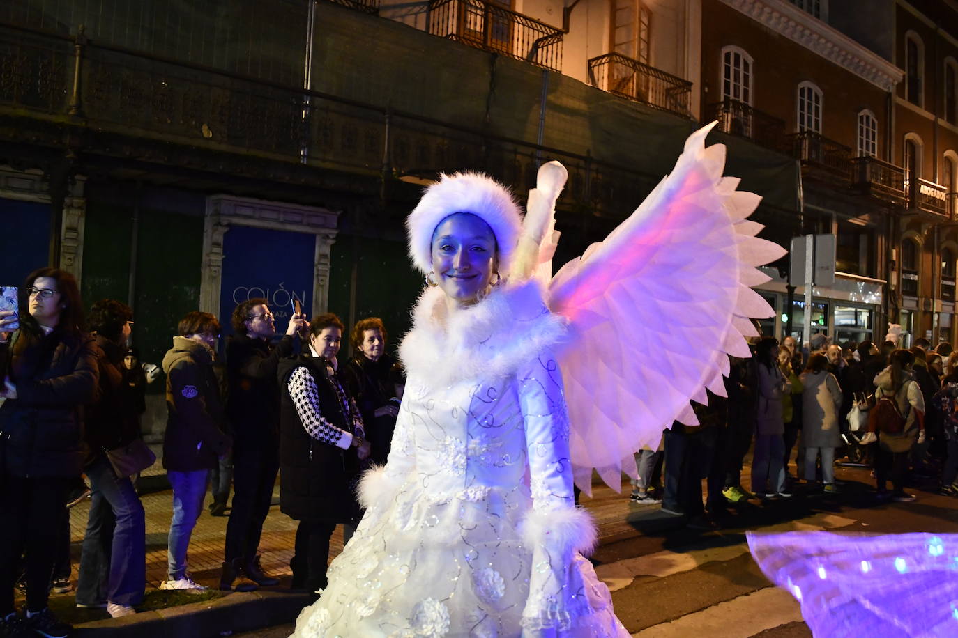 Fotos: Melchor, Gaspar y Baltasar llenan Avilés de ilusión