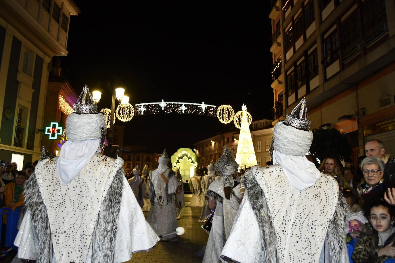 Fotos: Melchor, Gaspar y Baltasar llenan Avilés de ilusión