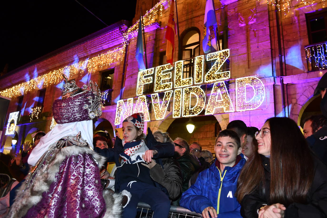 Fotos: Melchor, Gaspar y Baltasar llenan Avilés de ilusión