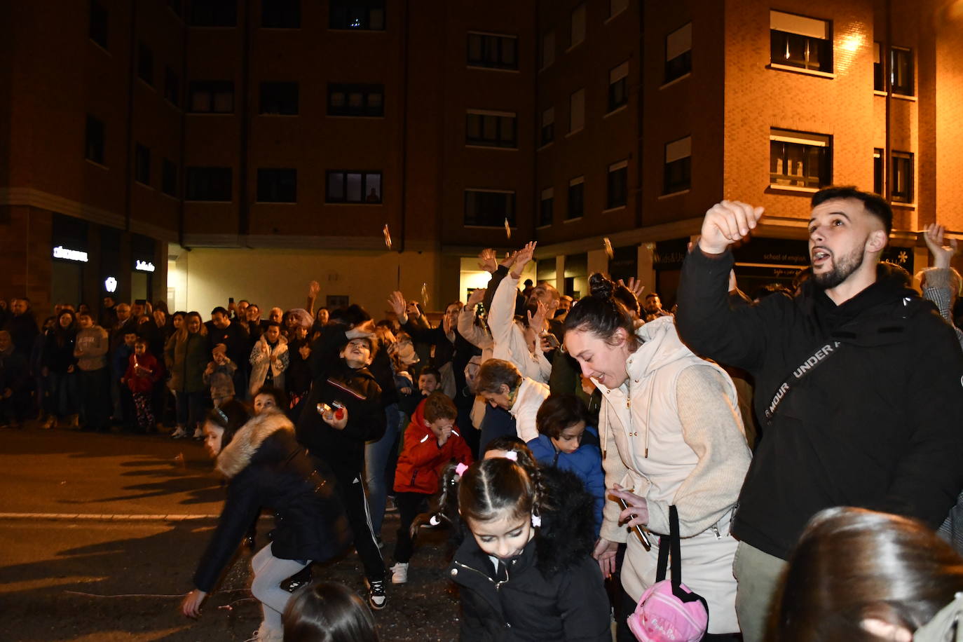 Fotos: Melchor, Gaspar y Baltasar llenan Avilés de ilusión