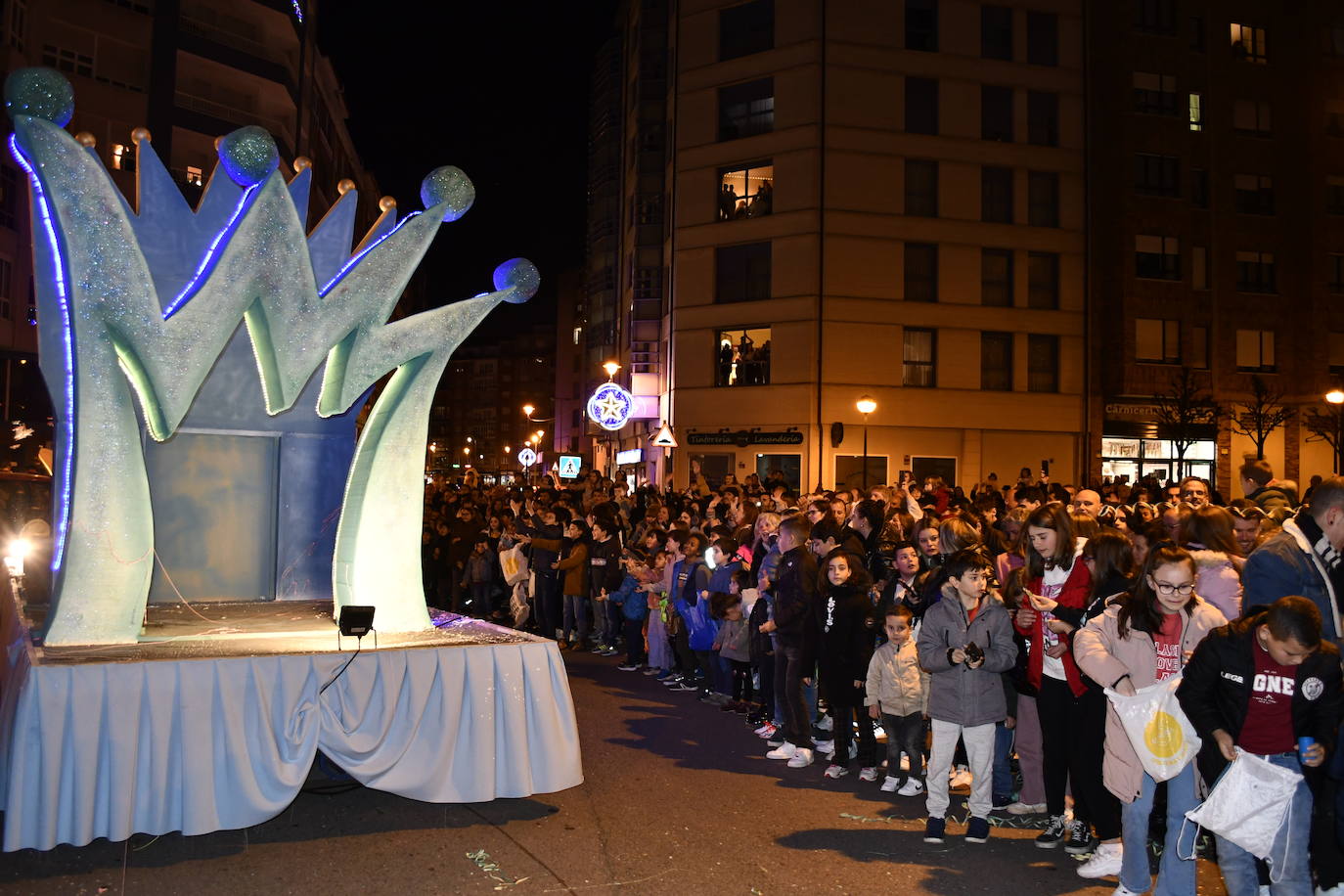 Fotos: Melchor, Gaspar y Baltasar llenan Avilés de ilusión