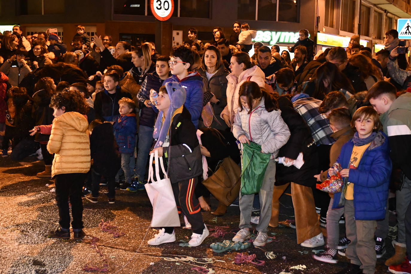 Fotos: Melchor, Gaspar y Baltasar llenan Avilés de ilusión