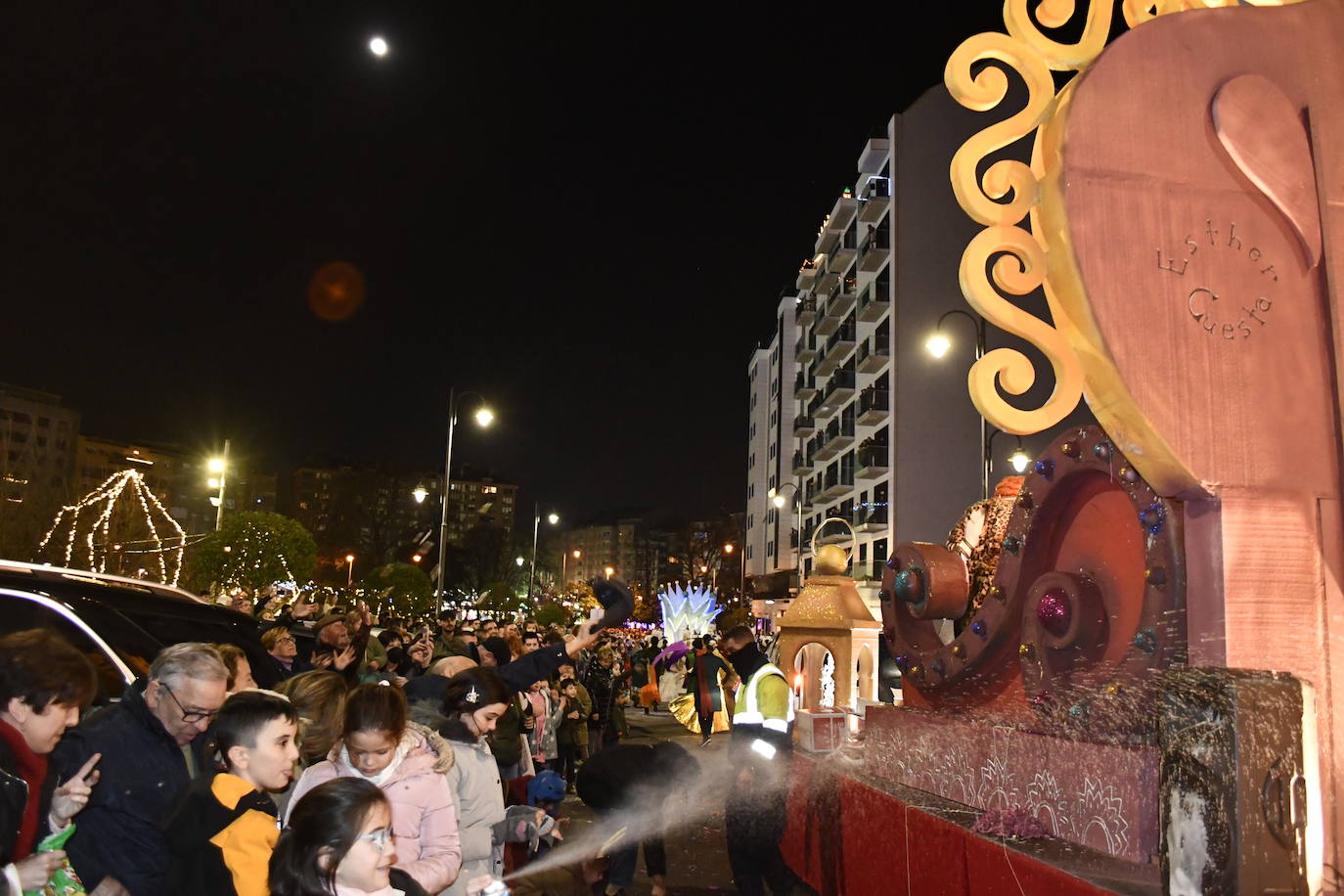 Fotos: Melchor, Gaspar y Baltasar llenan Avilés de ilusión