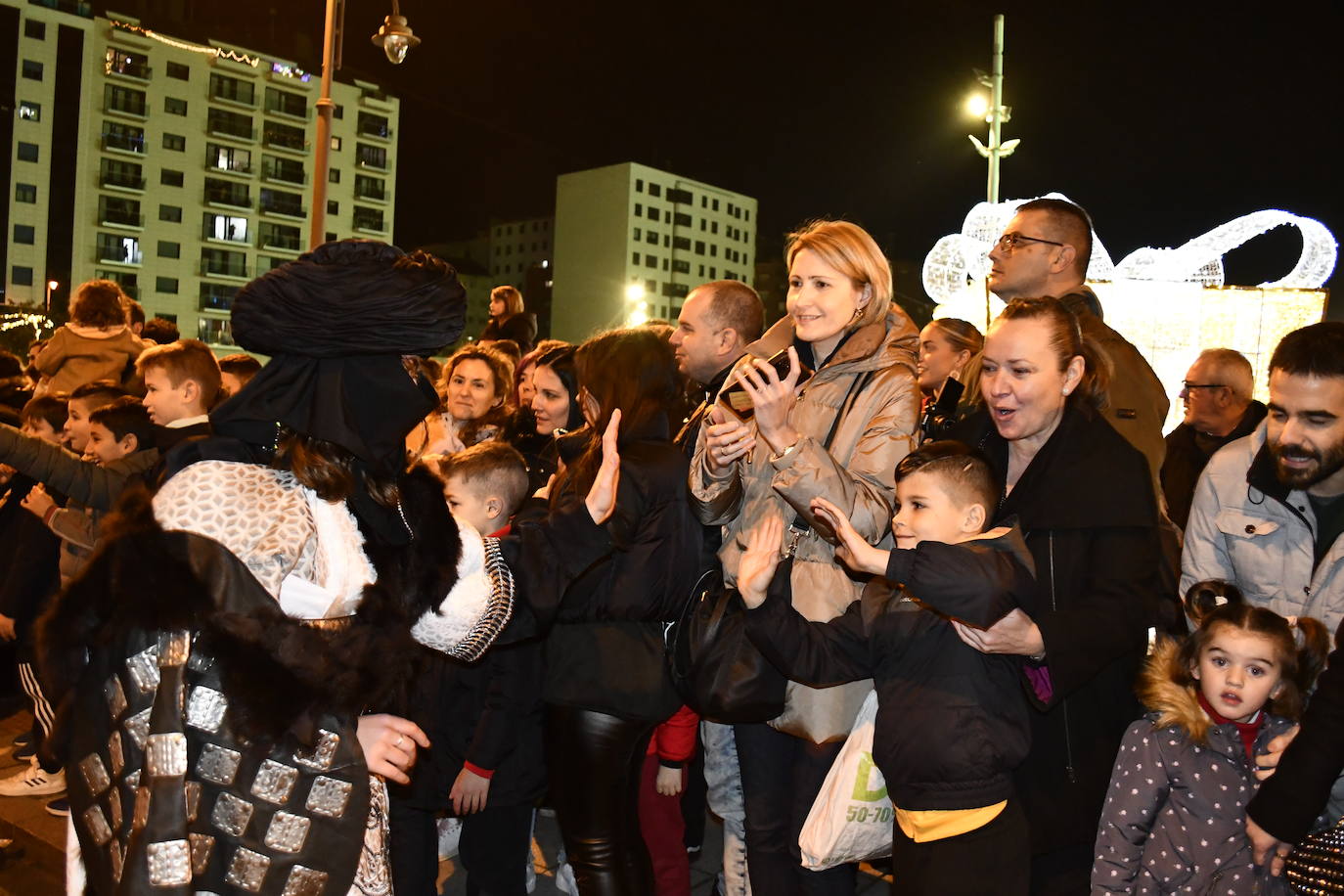 Fotos: Melchor, Gaspar y Baltasar llenan Avilés de ilusión