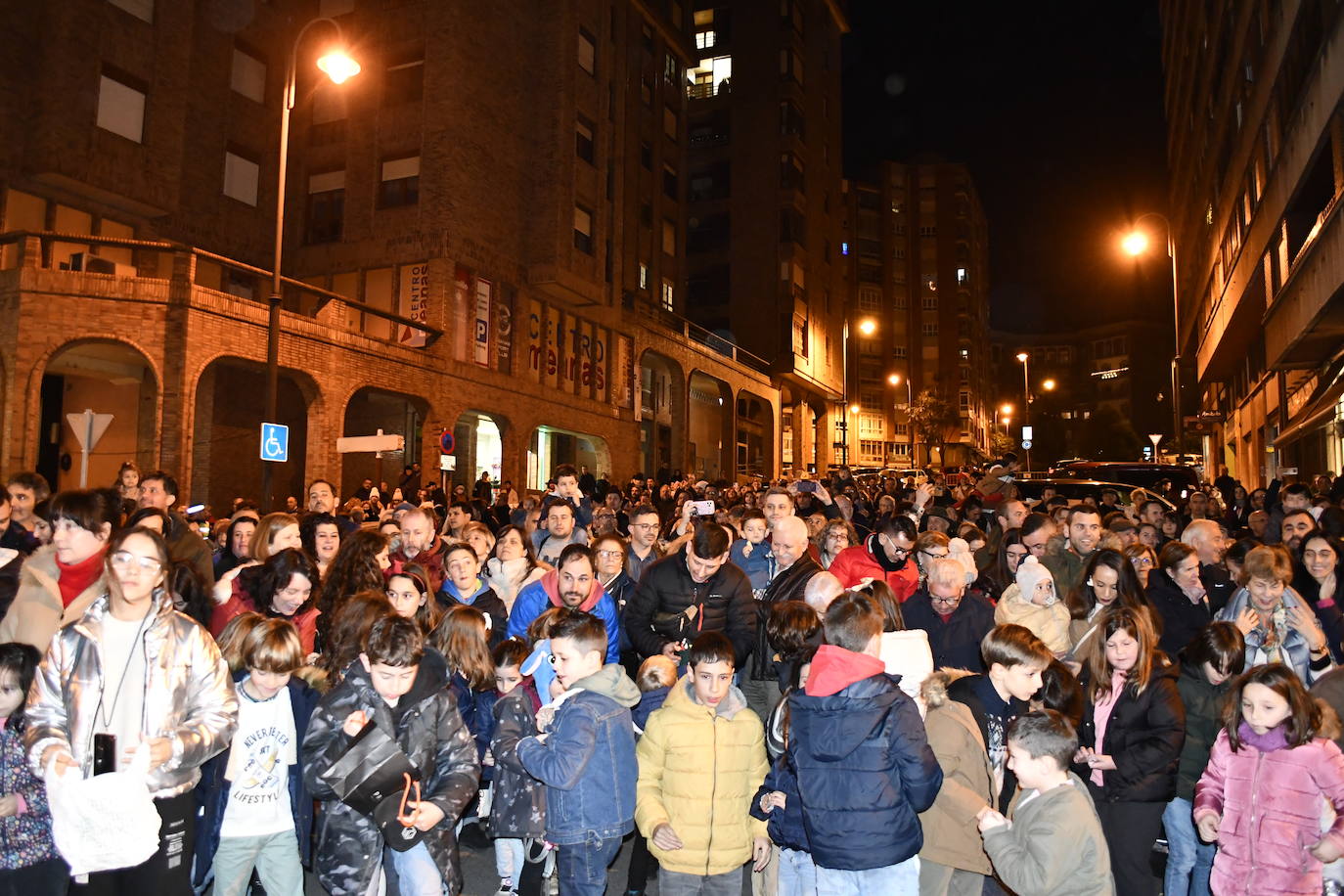 Fotos: Melchor, Gaspar y Baltasar llenan Avilés de ilusión