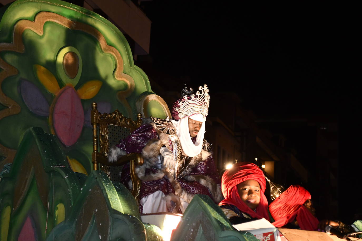 Fotos: Melchor, Gaspar y Baltasar llenan Avilés de ilusión