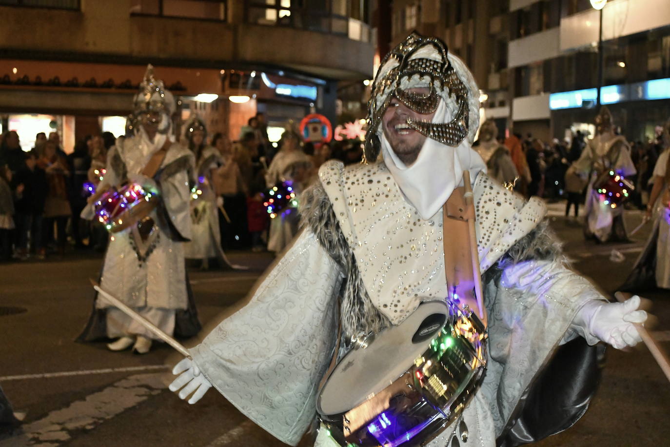 Fotos: Melchor, Gaspar y Baltasar llenan Avilés de ilusión