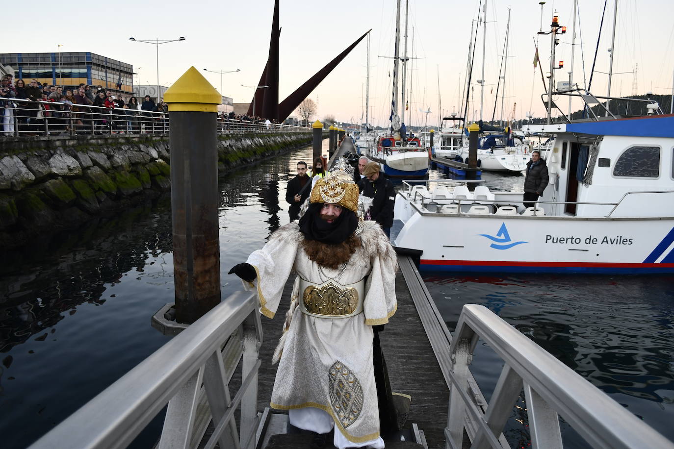 Fotos: Melchor, Gaspar y Baltasar llenan Avilés de ilusión