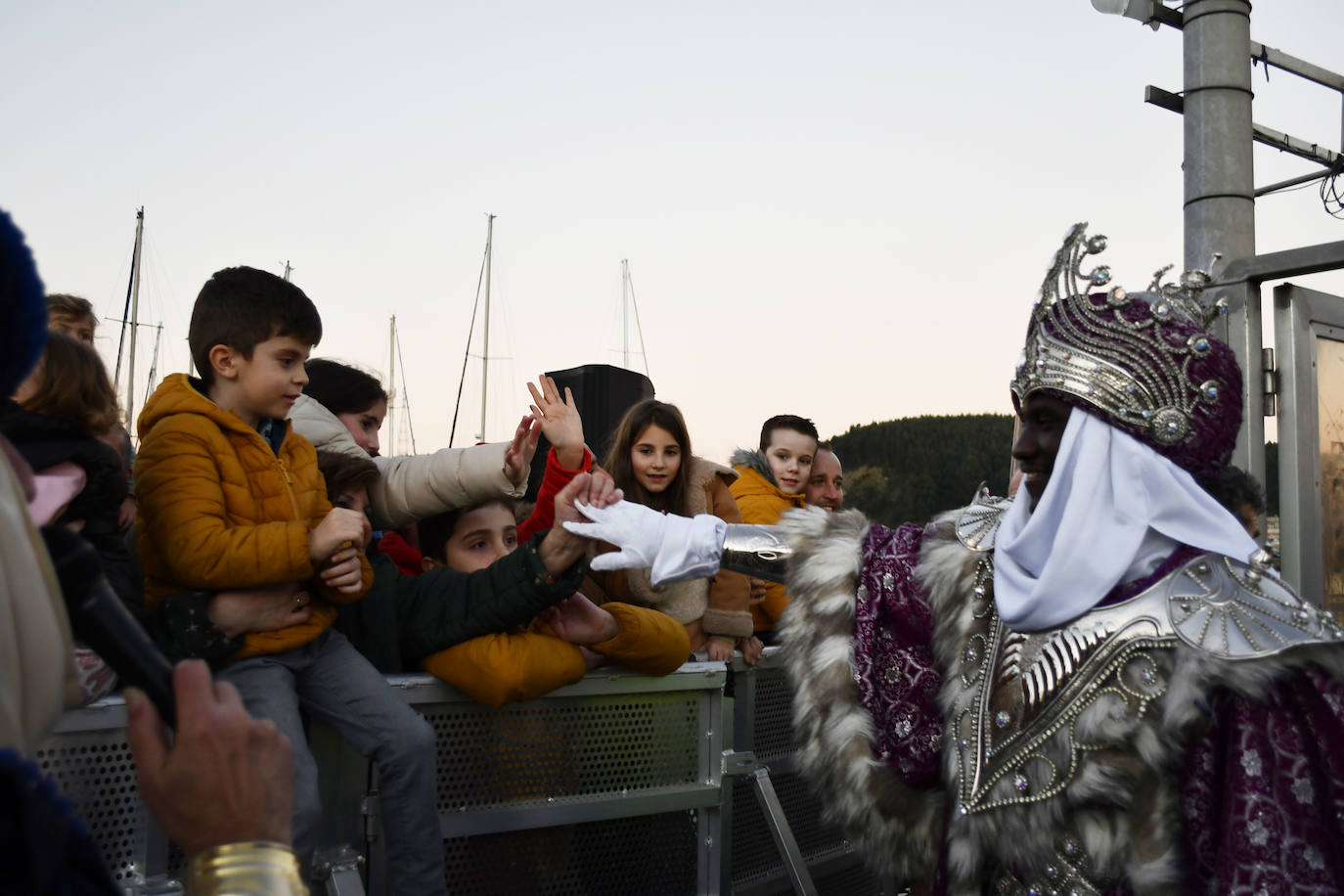 Fotos: Melchor, Gaspar y Baltasar llenan Avilés de ilusión