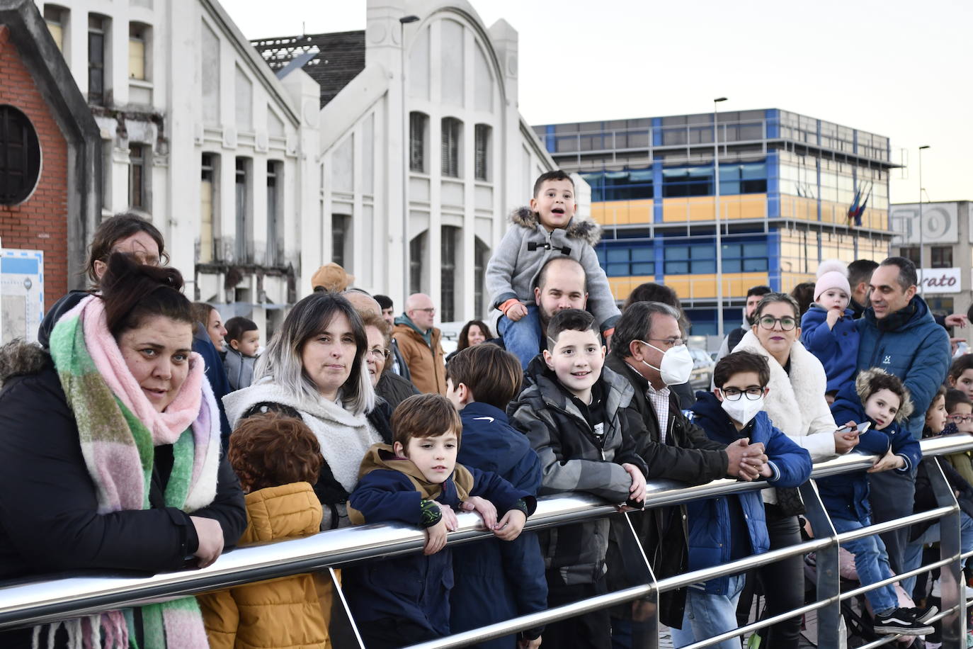 Fotos: Melchor, Gaspar y Baltasar llenan Avilés de ilusión