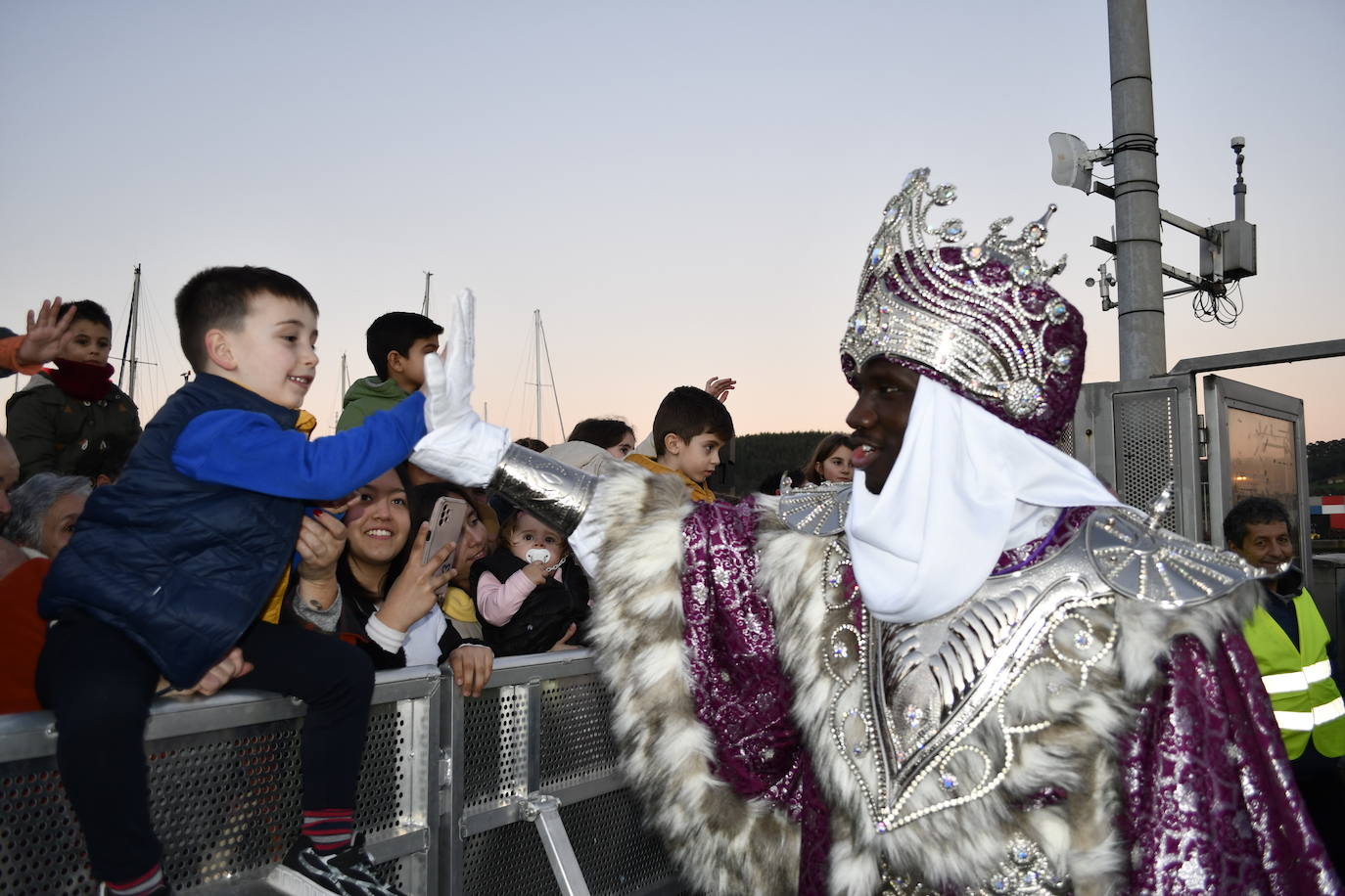 Fotos: Melchor, Gaspar y Baltasar llenan Avilés de ilusión