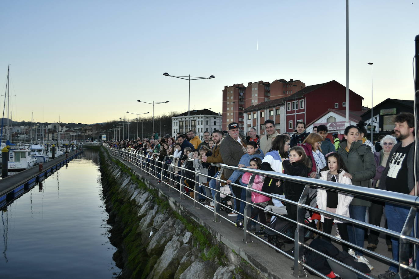 Fotos: Melchor, Gaspar y Baltasar llenan Avilés de ilusión