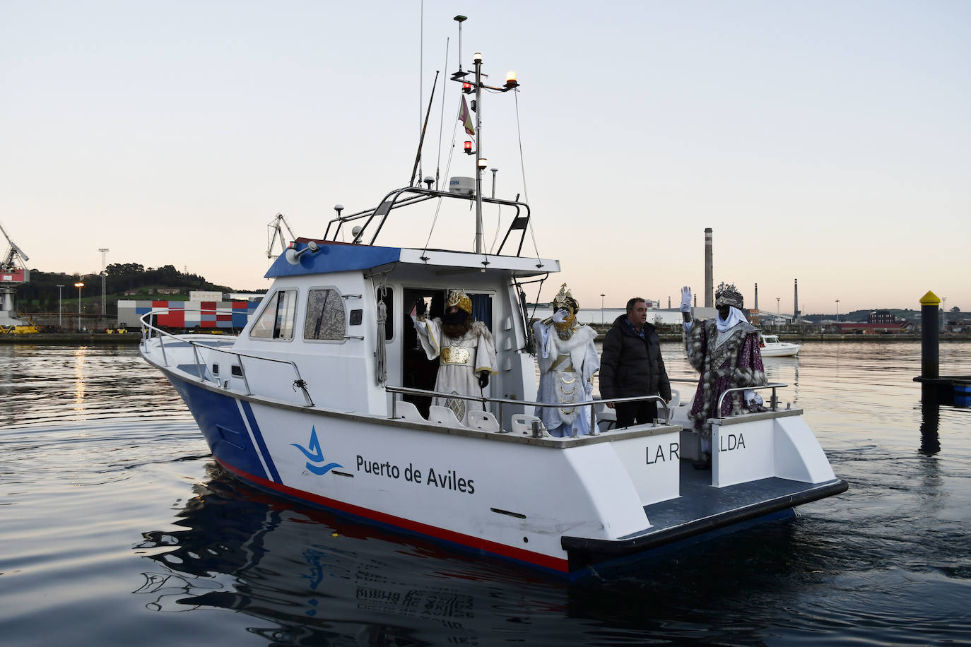Fotos: Melchor, Gaspar y Baltasar llenan Avilés de ilusión