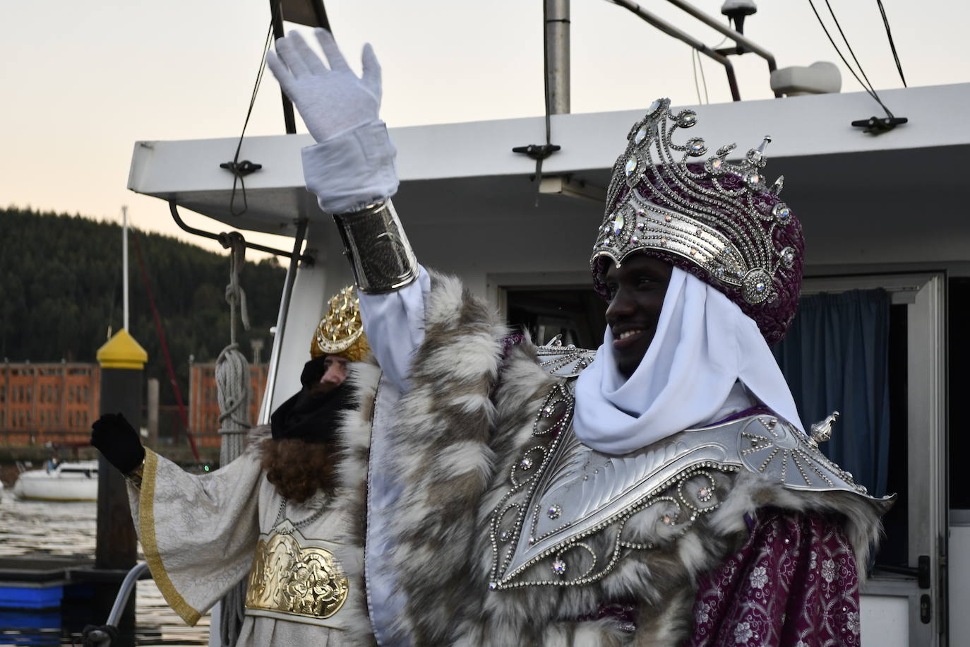 Fotos: Melchor, Gaspar y Baltasar llenan Avilés de ilusión