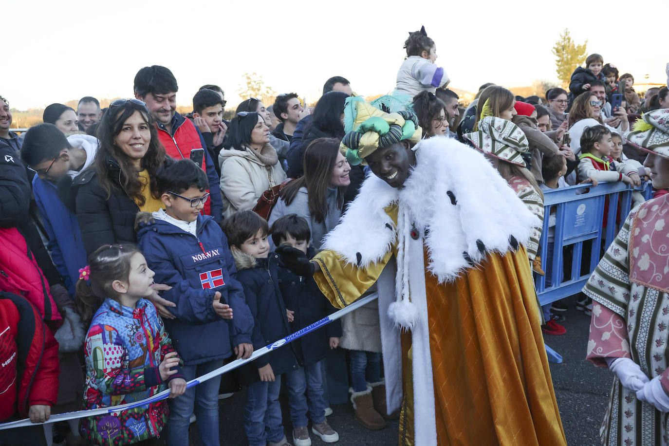 Fotos: El impresionante recibimiento de Sus Majestades a La Morgal