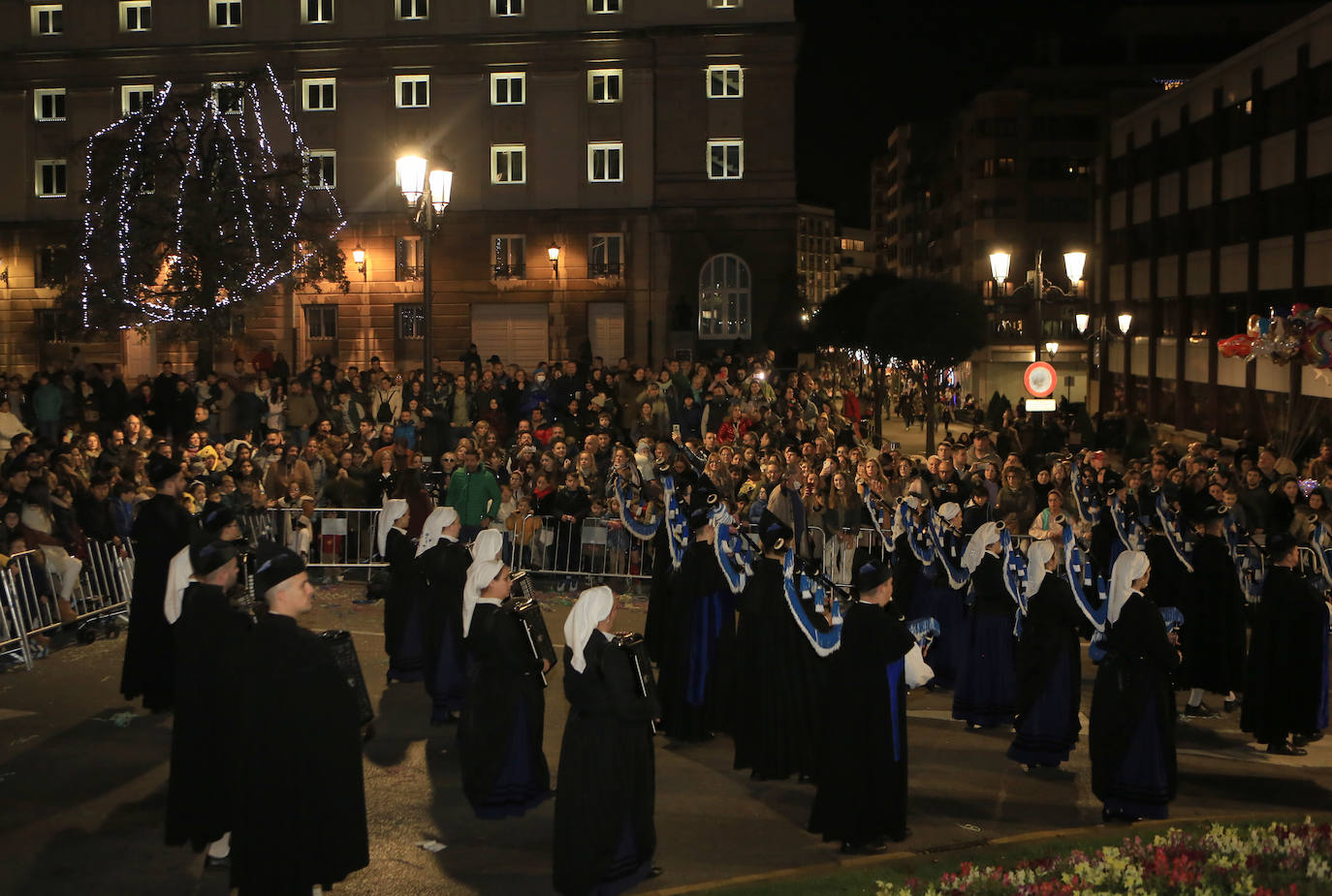 Fotos: Los Reyes Magos hacen soñar a los niños en Oviedo
