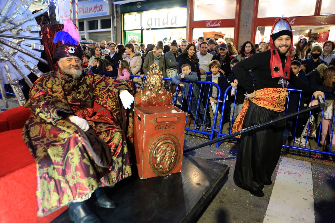 Fotos: Los Reyes Magos hacen soñar a los niños en Oviedo