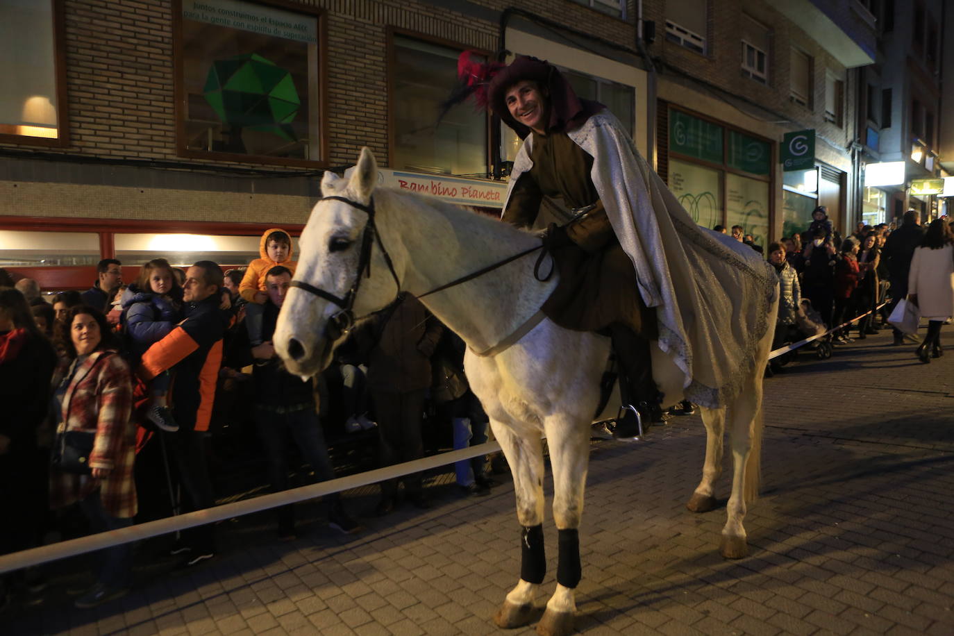 Fotos: Los Reyes Magos hacen soñar a los niños en Oviedo