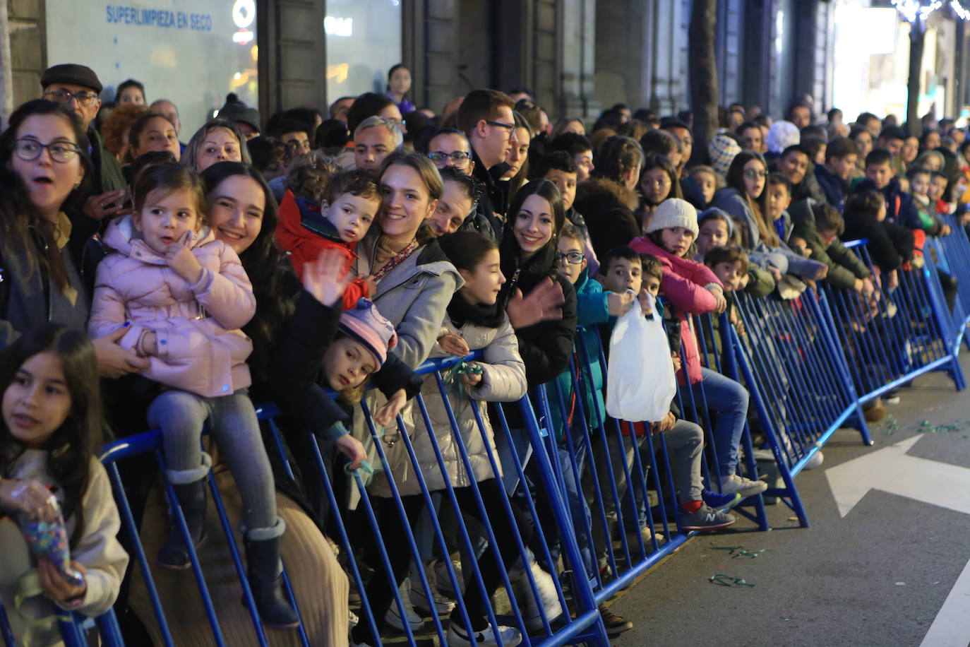 Fotos: Los Reyes Magos hacen soñar a los niños en Oviedo