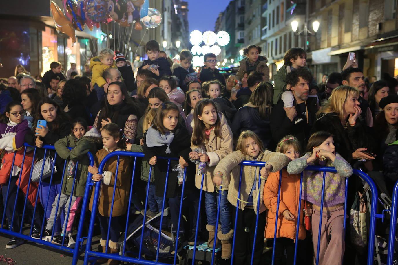 Fotos: Los Reyes Magos hacen soñar a los niños en Oviedo