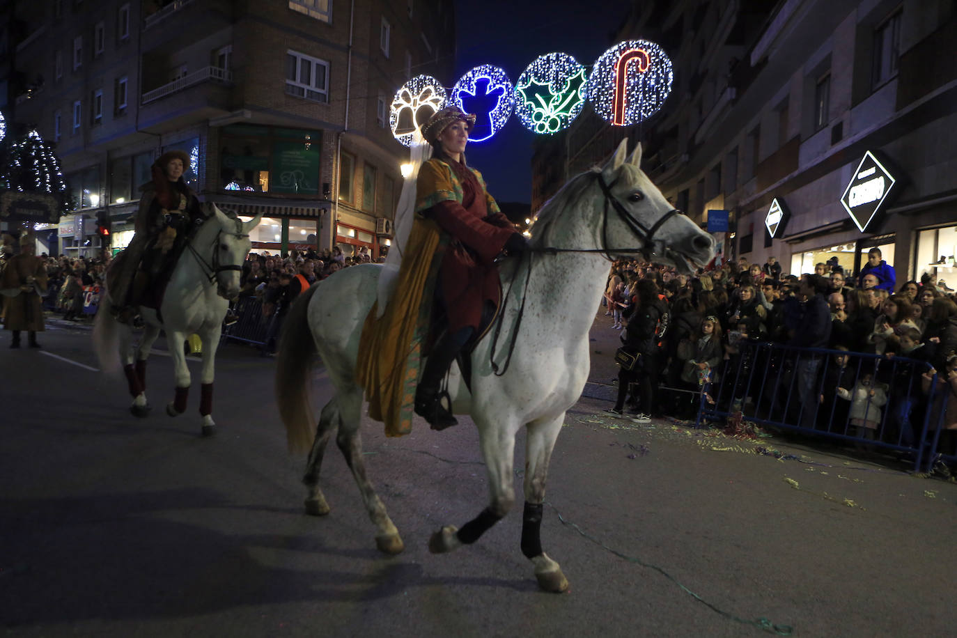 Fotos: Los Reyes Magos hacen soñar a los niños en Oviedo