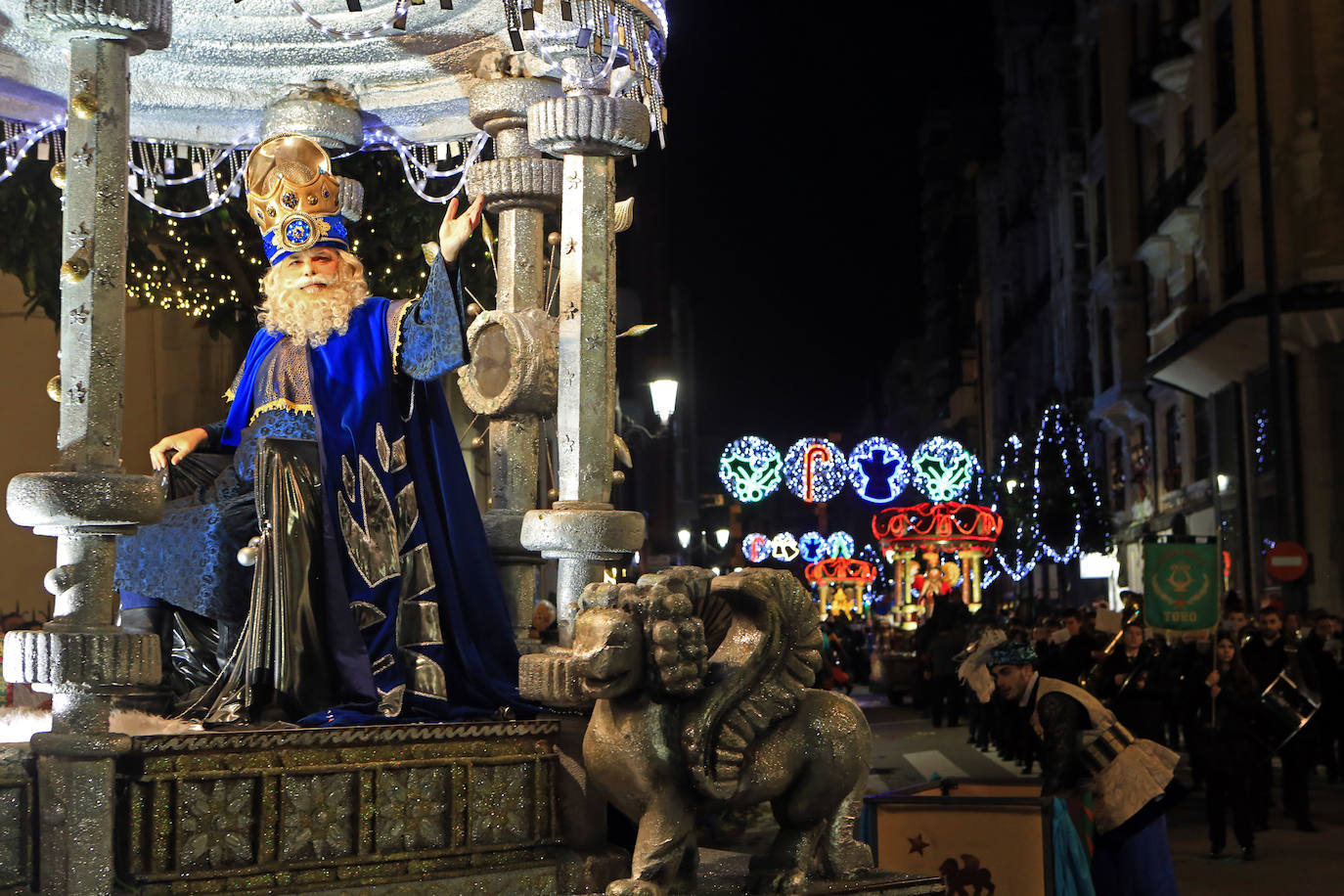 Fotos: Los Reyes Magos hacen soñar a los niños en Oviedo